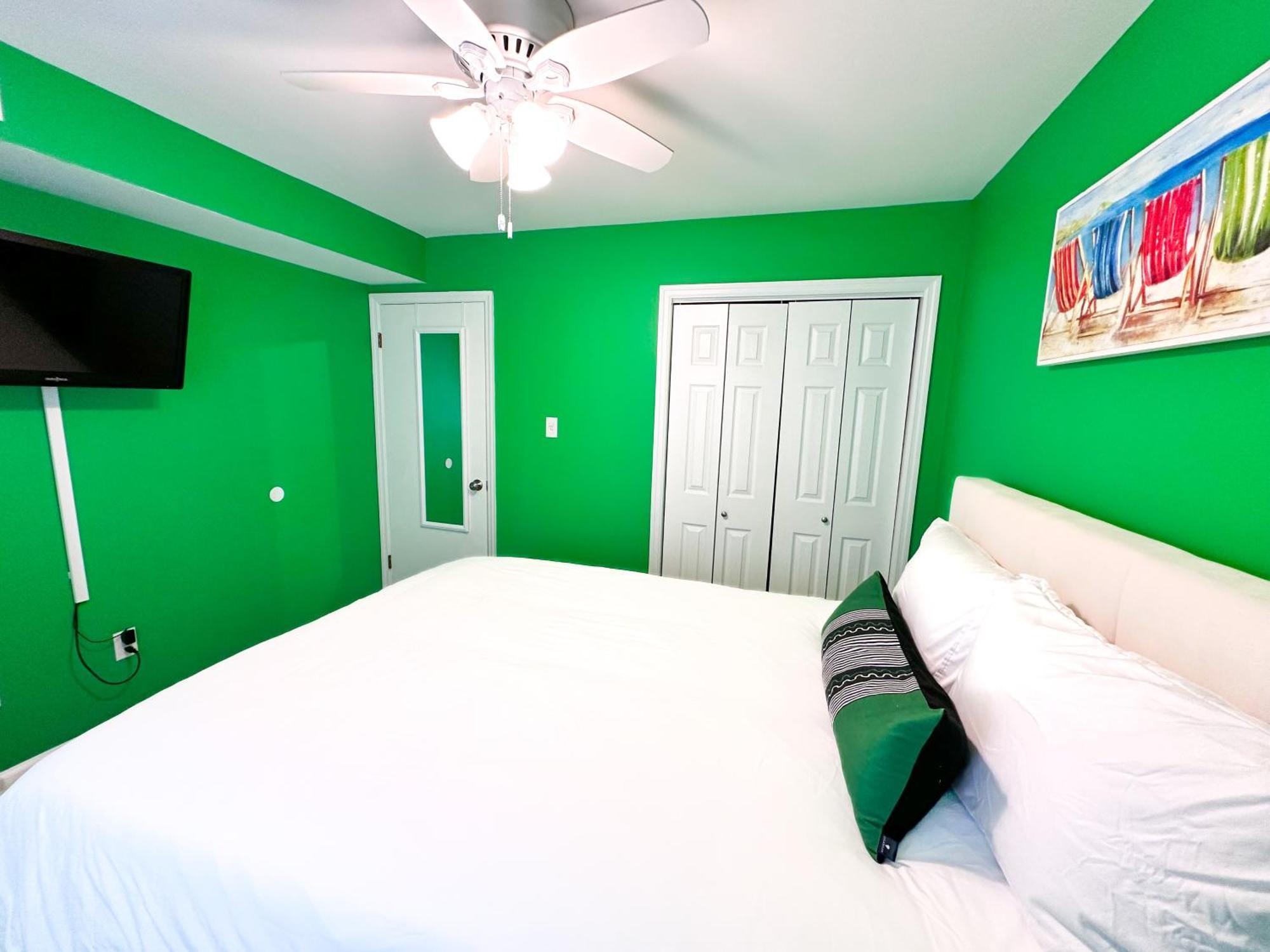 Modern Beachside Bliss: 2 Bed/2 Bath Haven Appartement