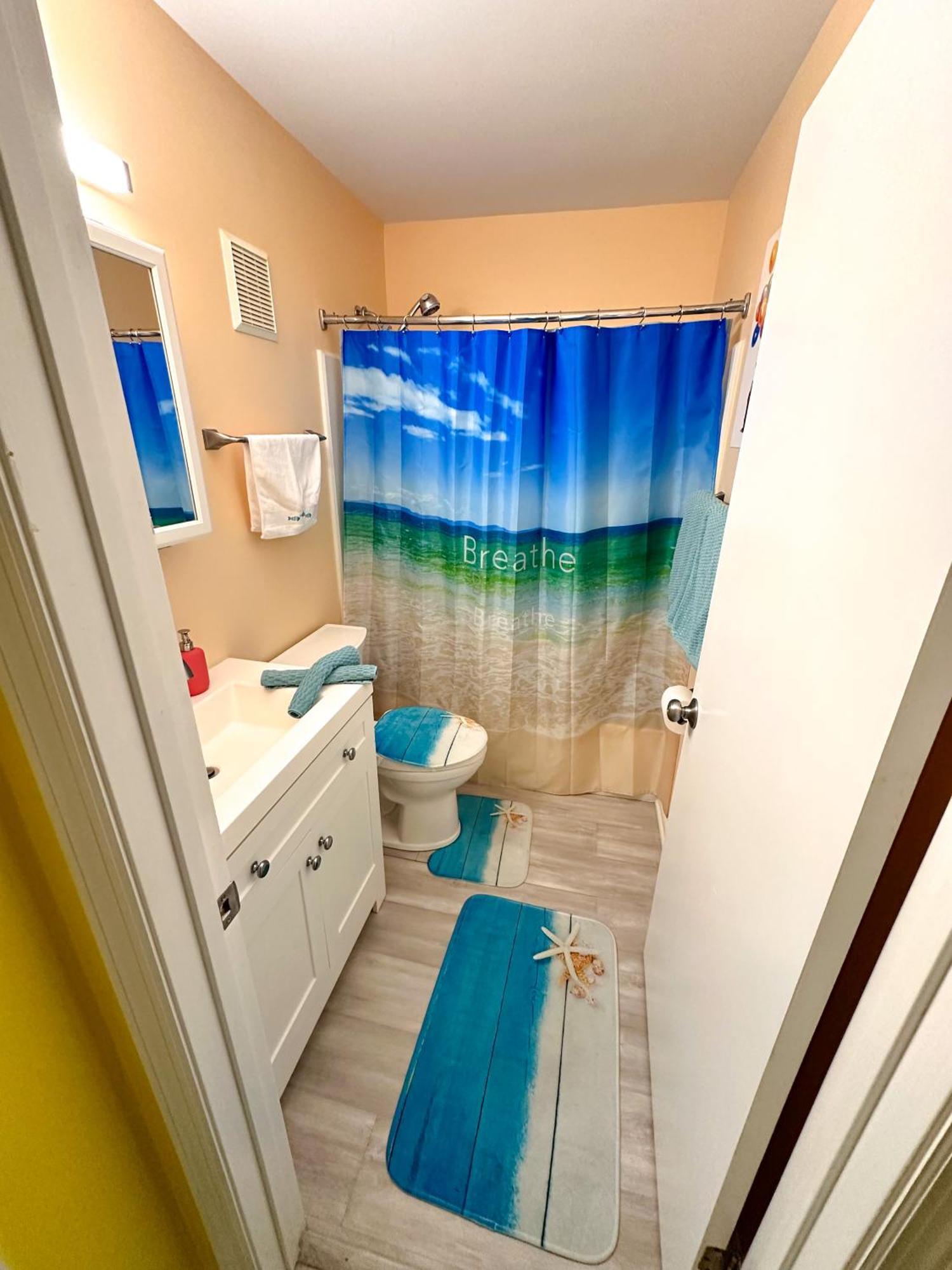 Modern Beachside Bliss: 2 Bed/2 Bath Haven Appartement *