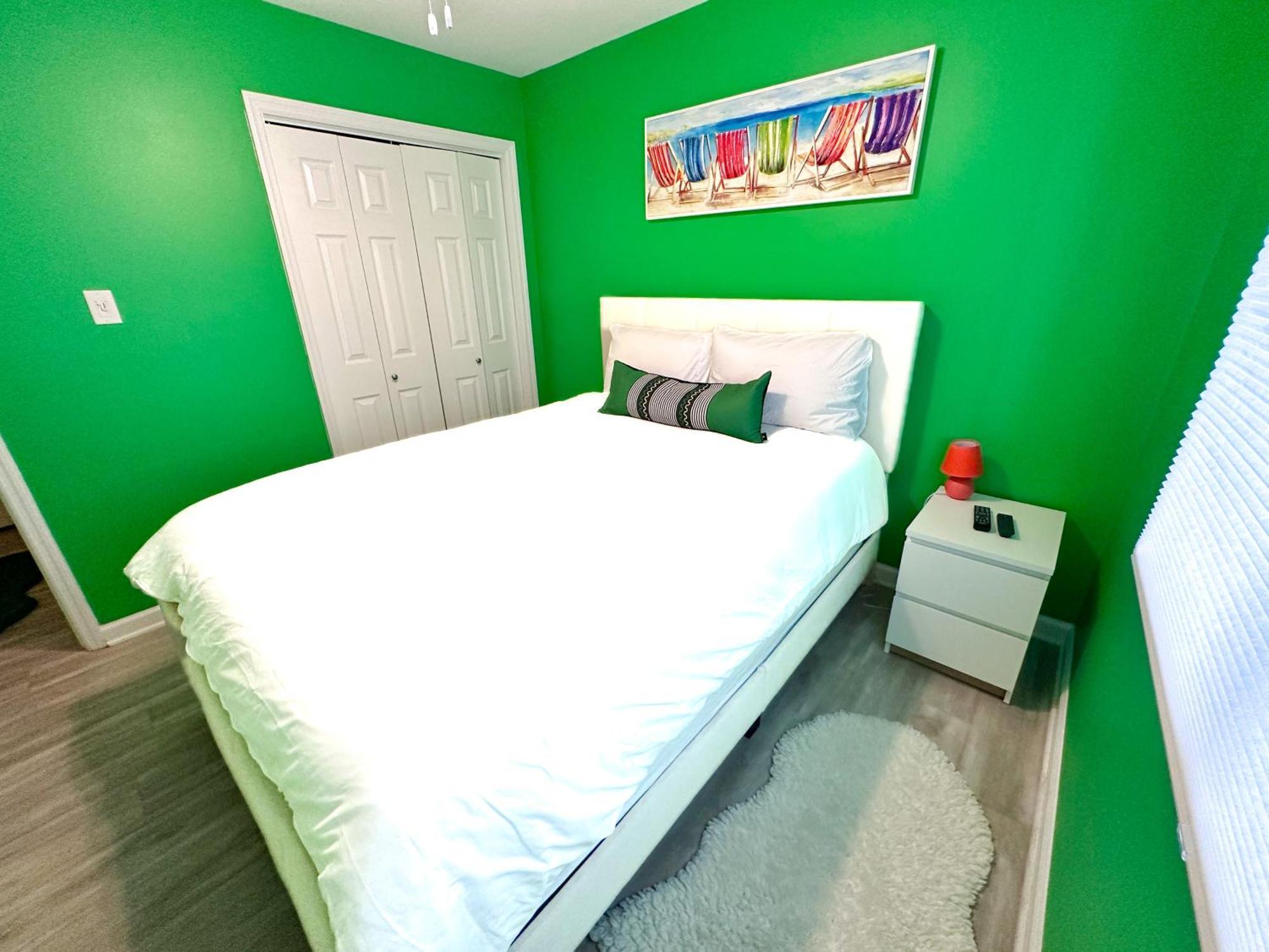 Modern Beachside Bliss: 2 Bed/2 Bath Haven Appartement *