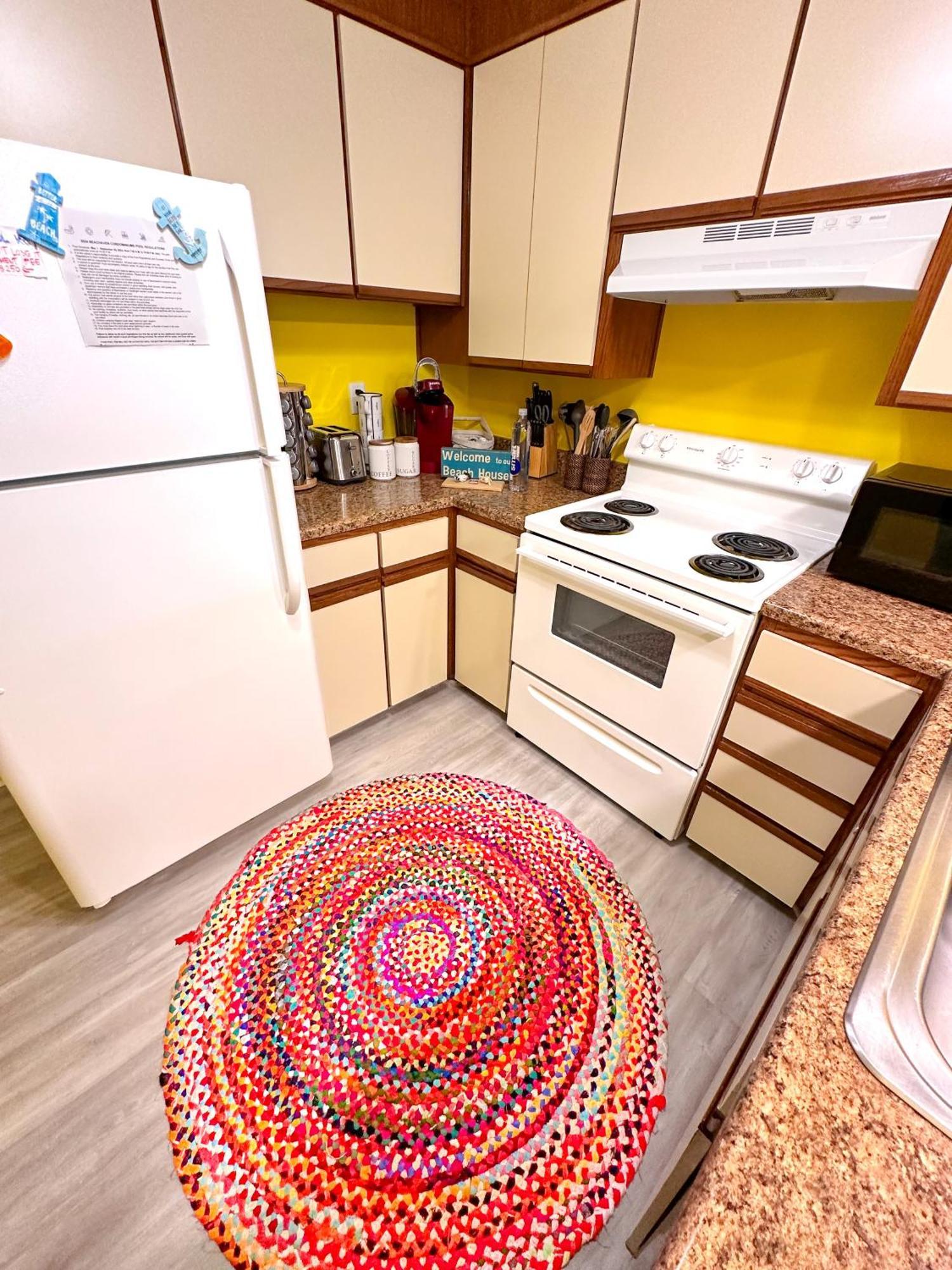 Modern Beachside Bliss: 2 Bed/2 Bath Haven Appartement